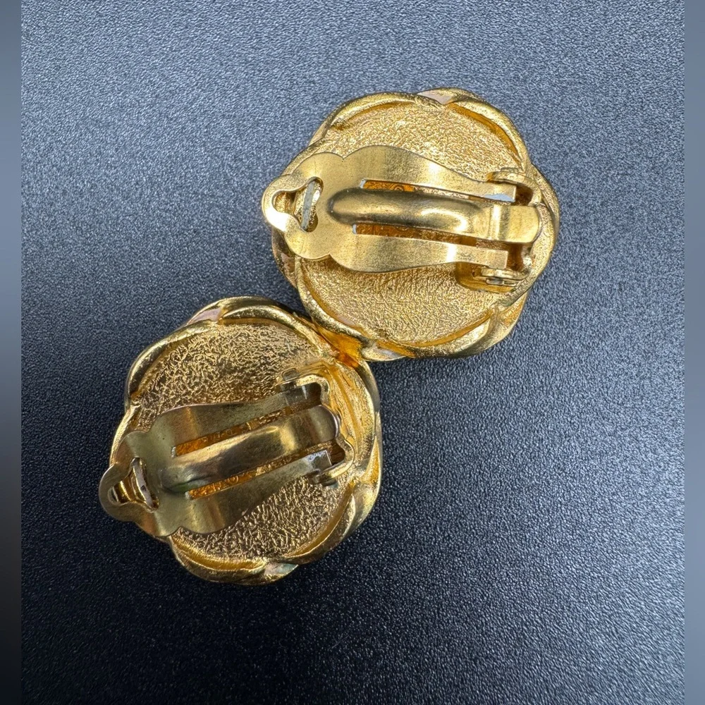 LOT 1511 24K gold plated CHANEL vintage clip on earrings